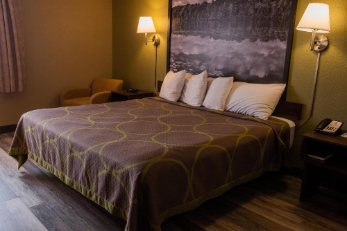 Super 8 by Wyndham Mississauga image 12