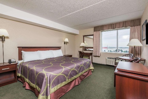 Super 8 by Wyndham Mississauga image 2