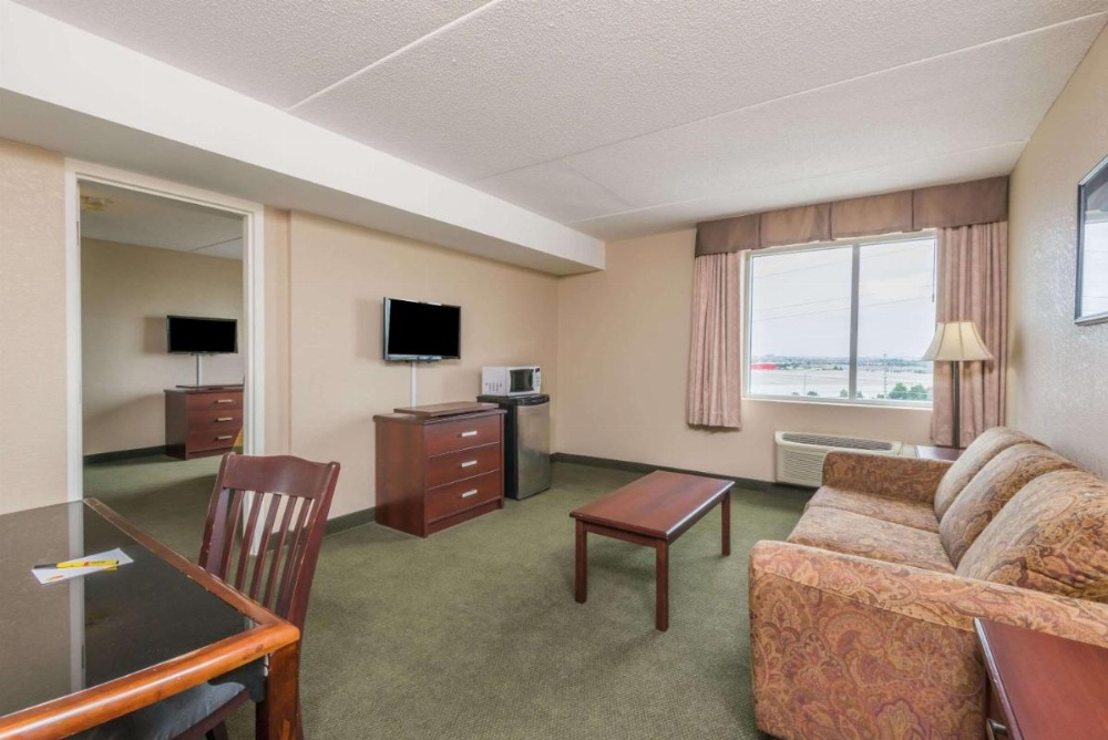 Super 8 by Wyndham Mississauga